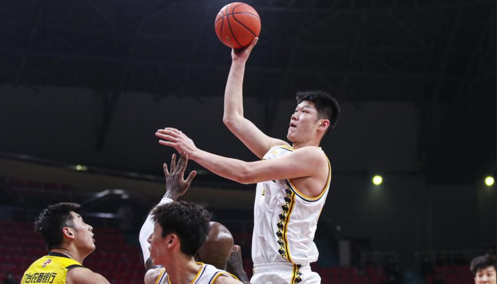 布伦森38分字母32+13尼克斯终结雄鹿7连胜　NBA圣诞大战，尼克斯主场迎战雄鹿，尼克斯目前16胜12负排在东部第6位，雄鹿则是一波7连胜，22胜7负高居东部次席，两队两天前有过交锋，雄鹿轻松取胜。